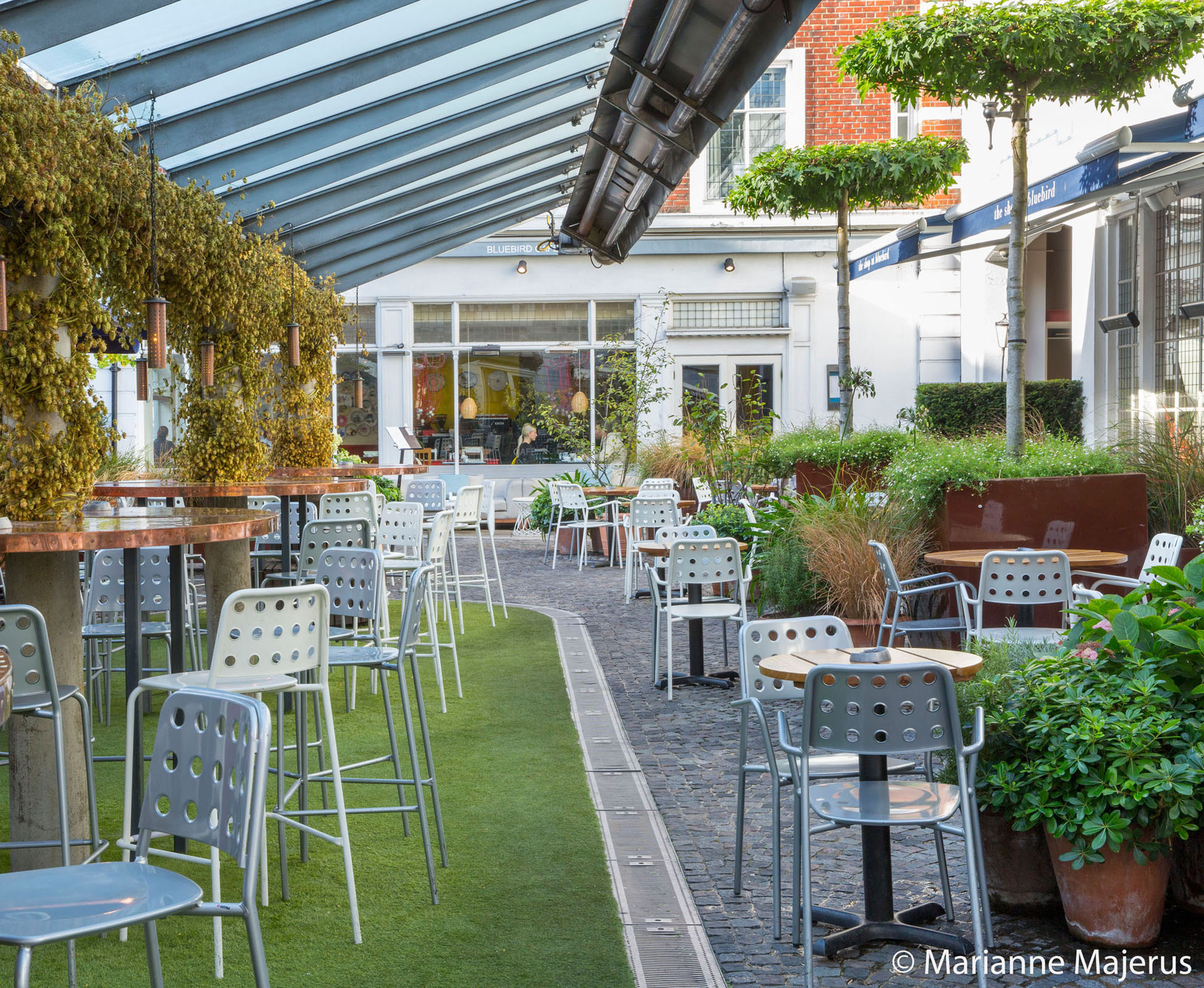 The astroturf in Bluebird’s Courtyard in Chelsea defines the standing area, whilst all the planters and plants create some separation for the low dining tables and sofas. The space can be enjoyed in different ways whilst the furniture can still be moved around.