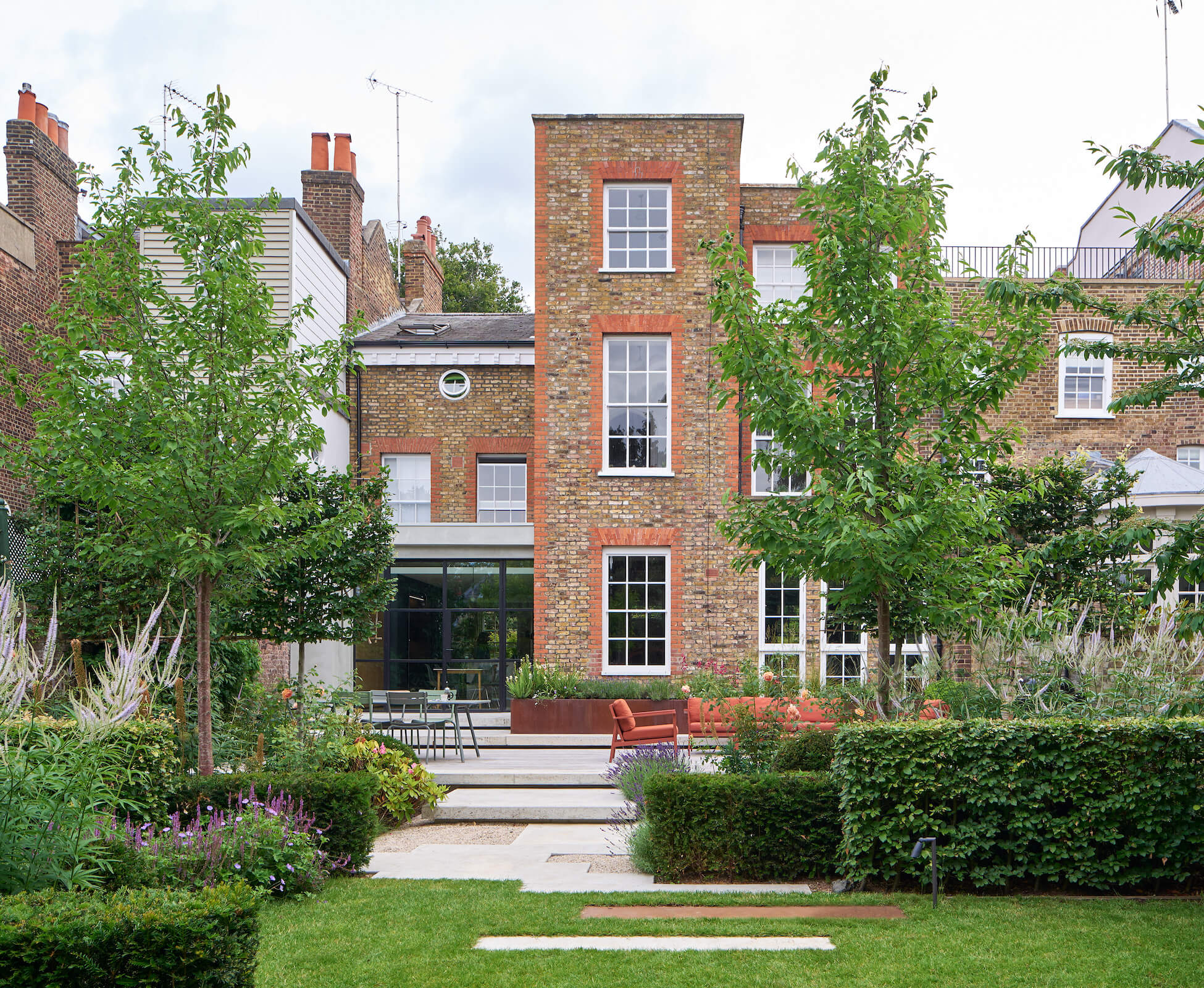 Carefully balanced shapes and forms are a key design feature in the garden, and give it a sense of maturity. The vertical element provided by the Prunus avium trees makes the space feel bigger by adding height and 3 dimensionality.