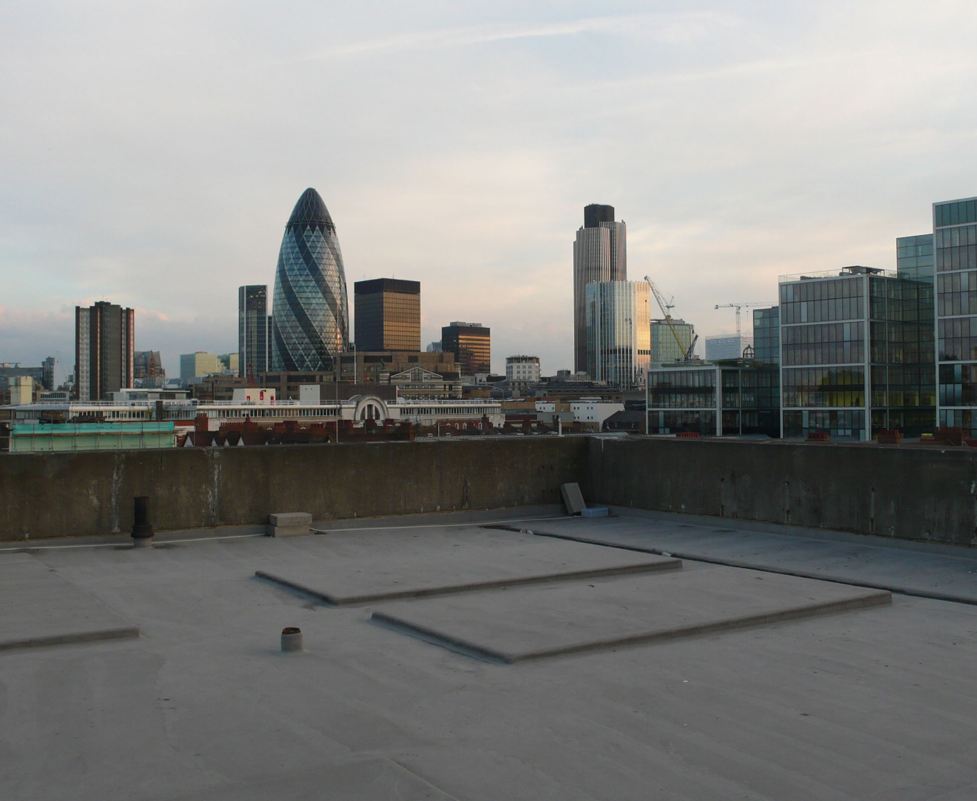 This roofterrace was not very inviting until London Garden Designer created a new city rooftop to relax, entertain and enjoy the fabulous vistas.