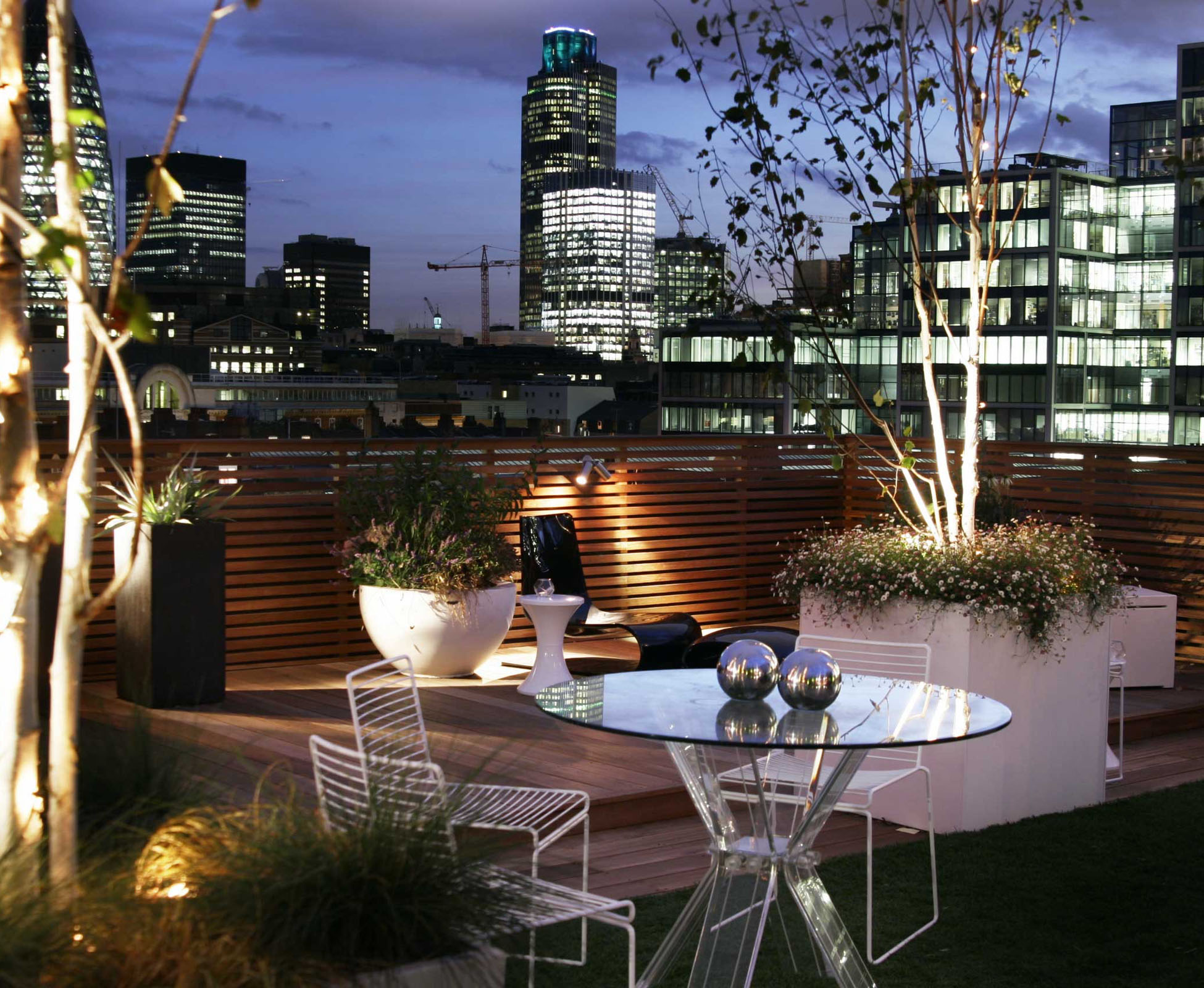 London’s city skyline is enjoyed from this rooftop terrace all night long. The contemporary furniture and planters offer great opportunities to enjoy the space.