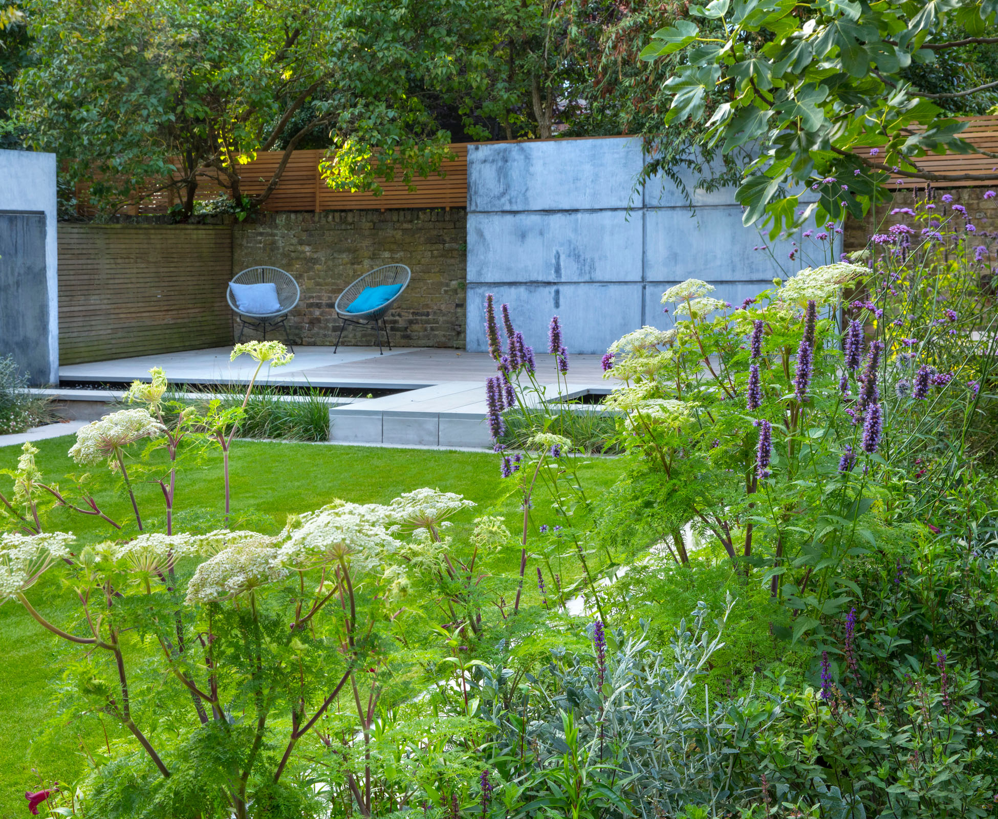 This wide view of the Islington garden shows off the complimentary colours and materials with the zinc echoed in the herbaceous border. Some subtle details give the garden a particular sense of harmony.