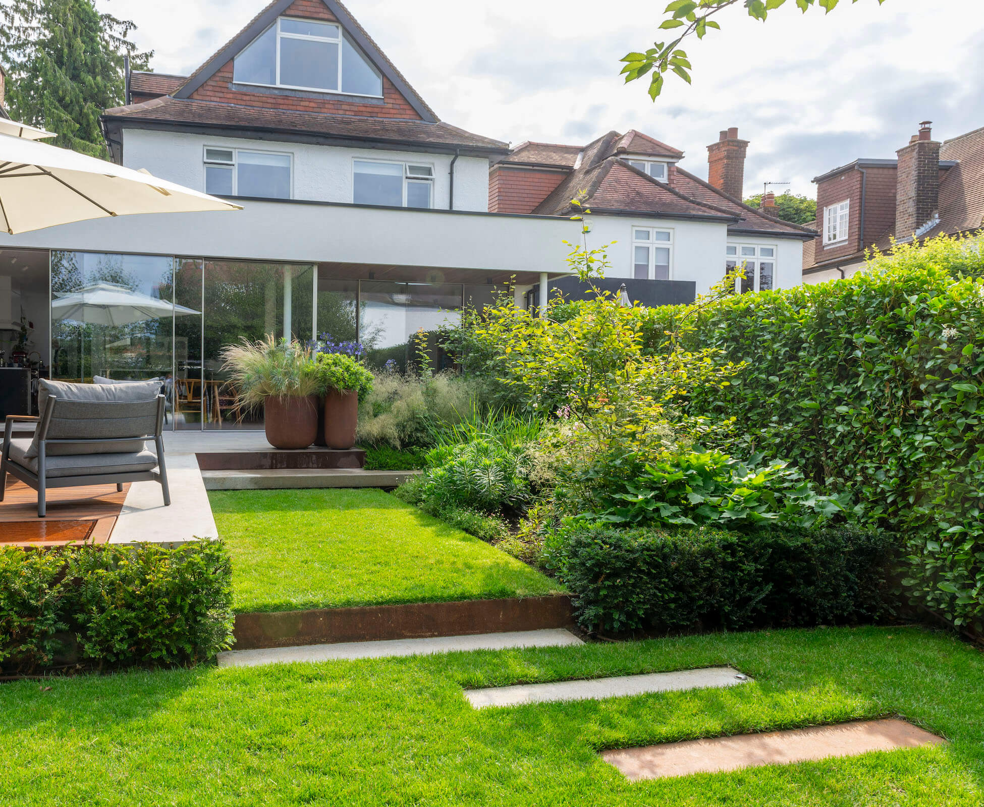 A nod to modernist California informed the design and layout of this contemporary garden in Mill Hill.