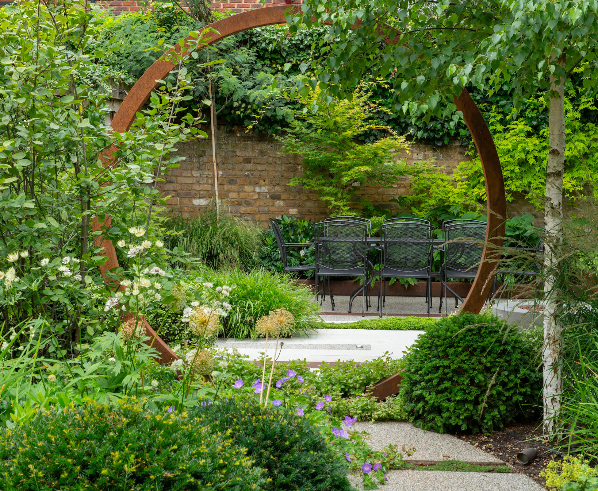 Curves, circles and domes are key features in the design of this garden, whilst working laterally across the full width to ensure the feeling of spaciousness.