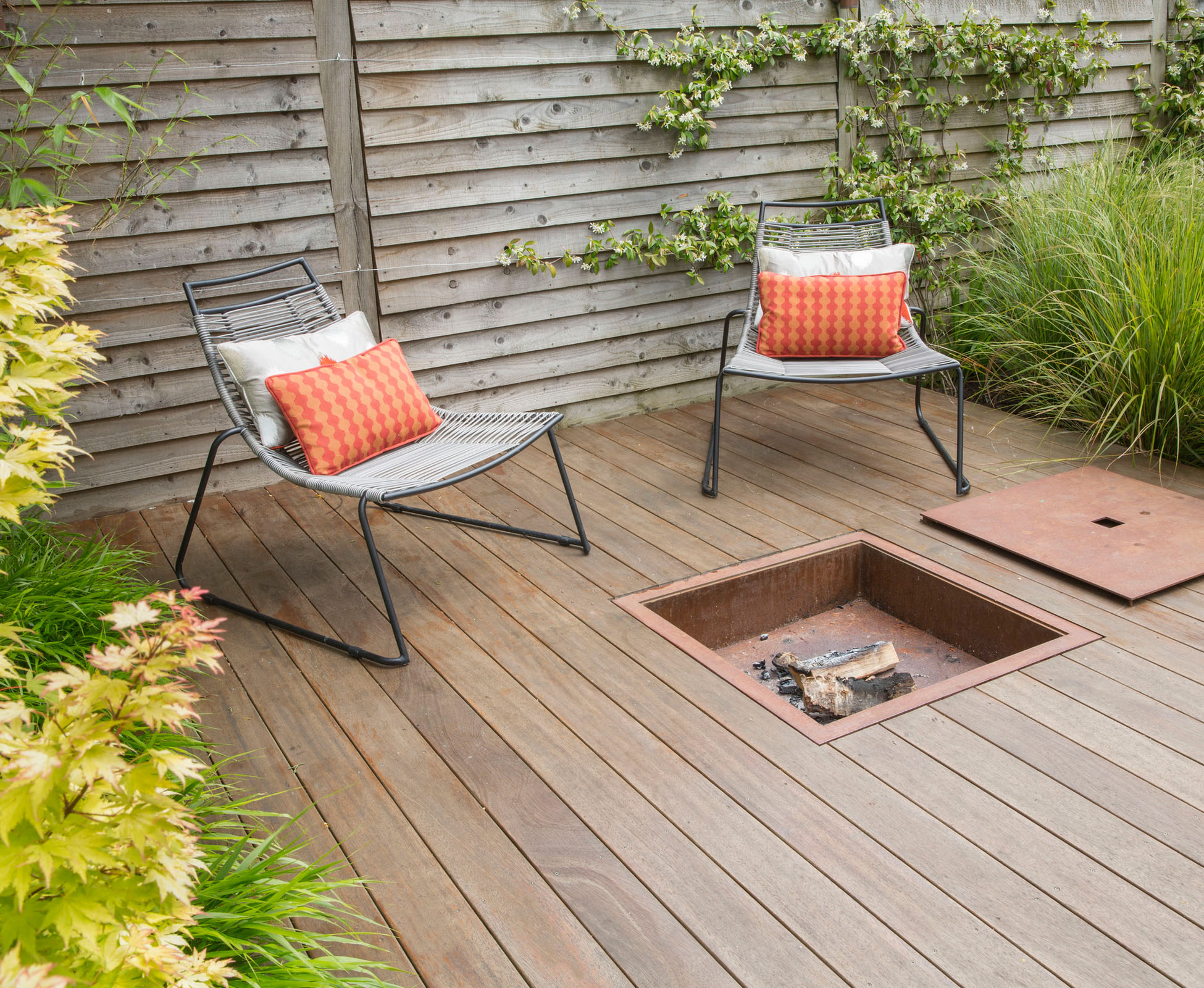 The furniture has been chosen for its simplicity and comfort, and for its lightness. The chairs can be moved around to enjoy the sun in different parts of this Queen’s Park garden or when the fire is lit up at night, using the recessed corten steel fire pit feature.