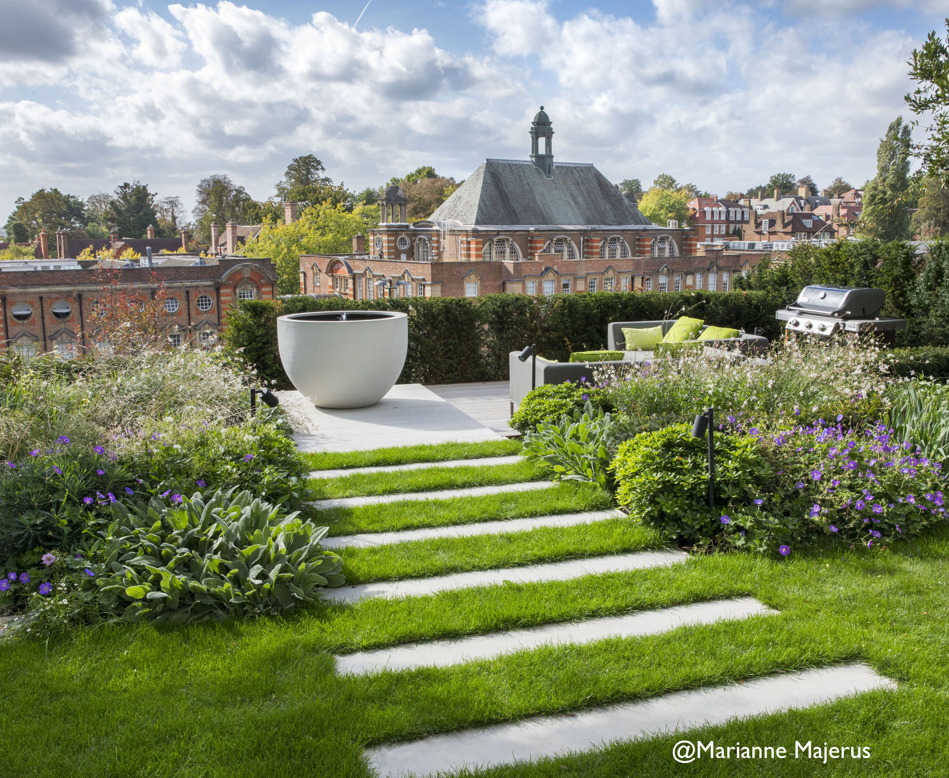 The stepping stones connect the house to the cantilevered deck at the end of the slope providing an outdoor lounge area to capture the setting sun over the Hampstead horizon.